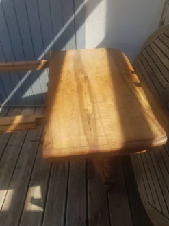 Très grande table en bois massif