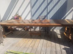 Très grande table en bois massif