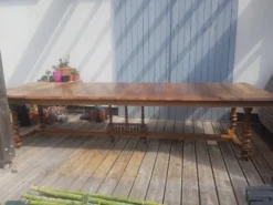 Très grande table en bois massif