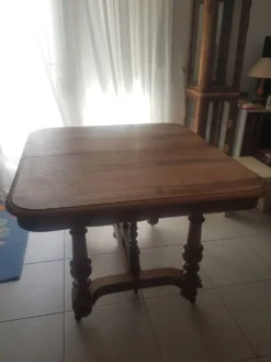 Très grande table en bois massif