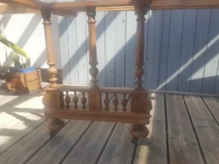 Très grande table en bois massif