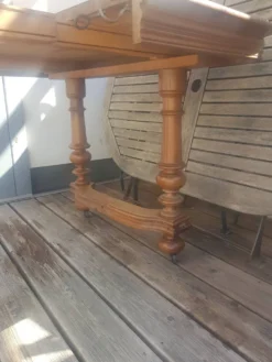 Très grande table en bois massif