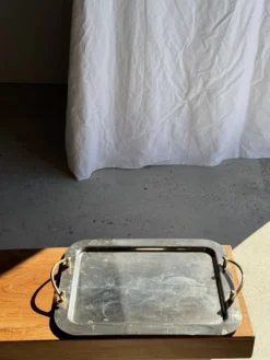 Très grand plateau vintage en métal argenté à anses dorées L47 L36,5 H5