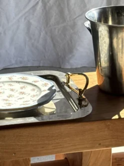 Très grand plateau vintage en métal argenté à anses dorées L47 L36,5 H5