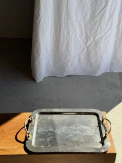 Très grand plateau vintage en métal argenté à anses dorées L47 L36,5 H5
