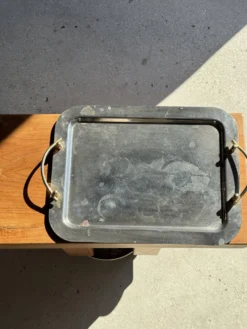 Très grand plateau vintage en métal argenté à anses dorées L47 L36,5 H5
