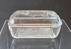 Très joli beurrier en verre de chez Arcoroc en très bon état