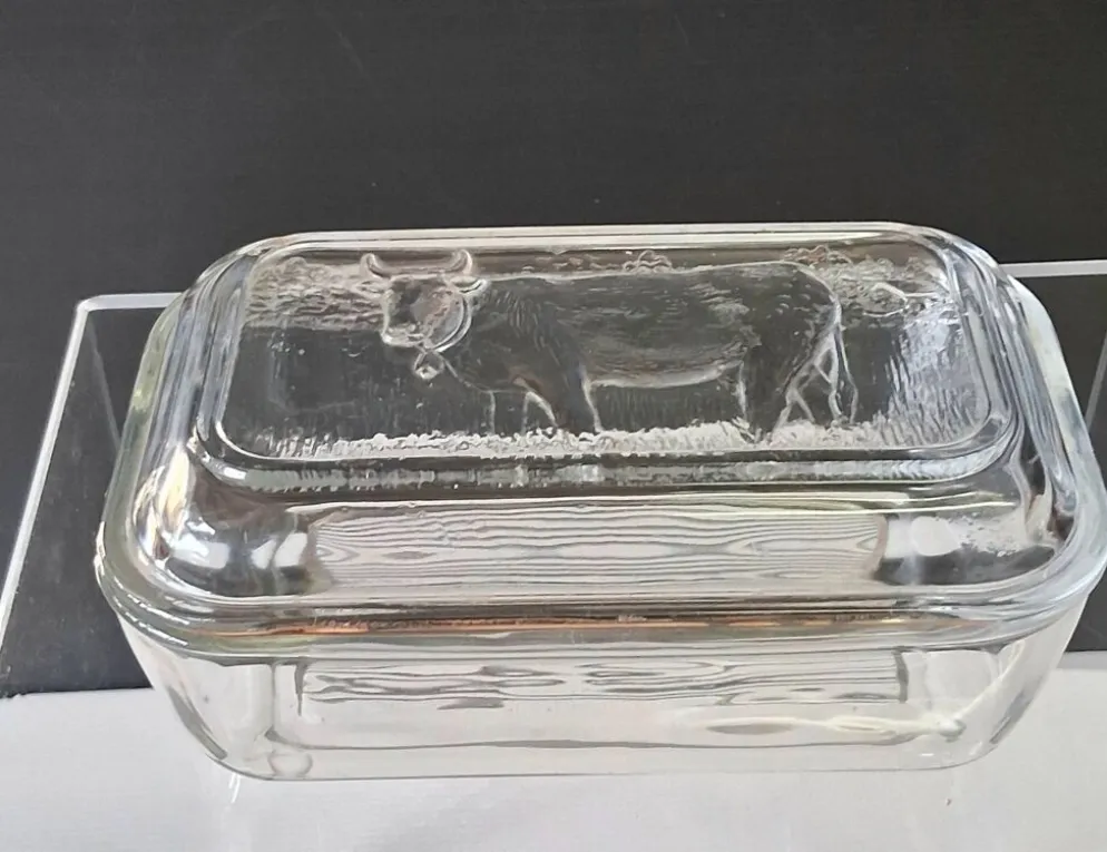 Très joli beurrier en verre de chez Arcoroc en très bon état