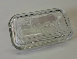 Très joli beurrier en verre de chez Arcoroc en très bon état