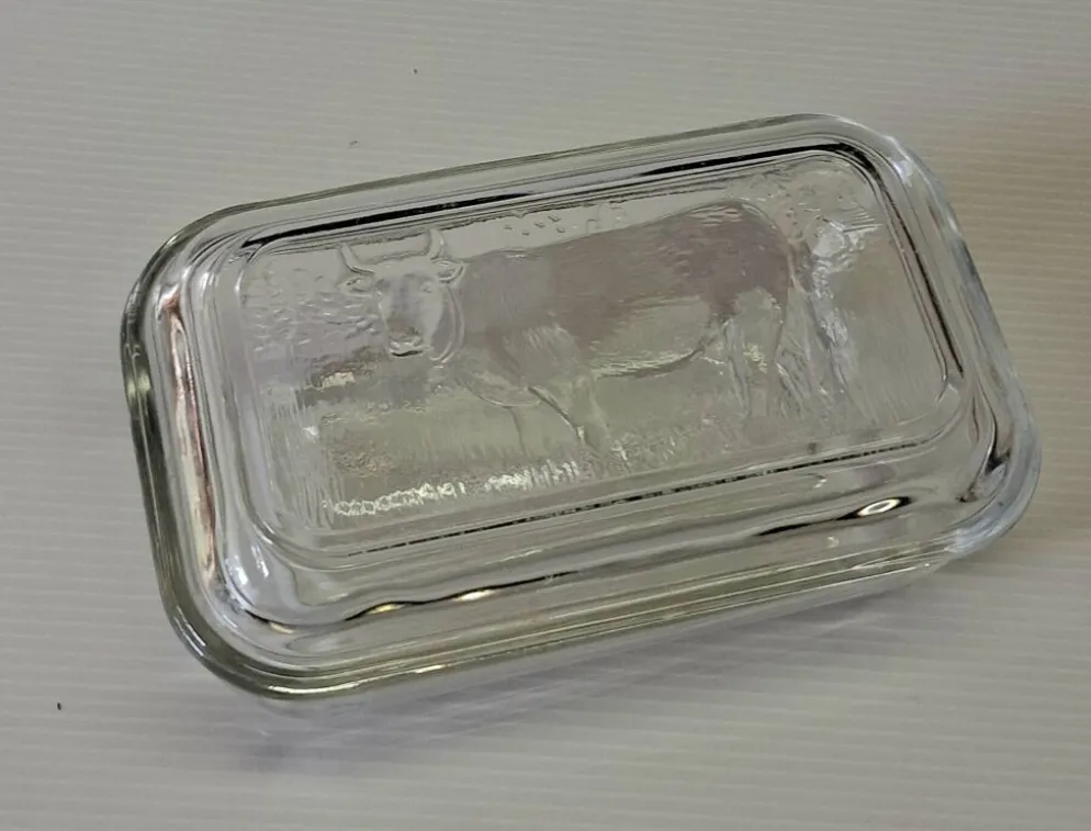 Très joli beurrier en verre de chez Arcoroc en très bon état