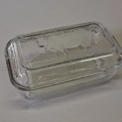 Très joli beurrier en verre de chez Arcoroc en très bon état