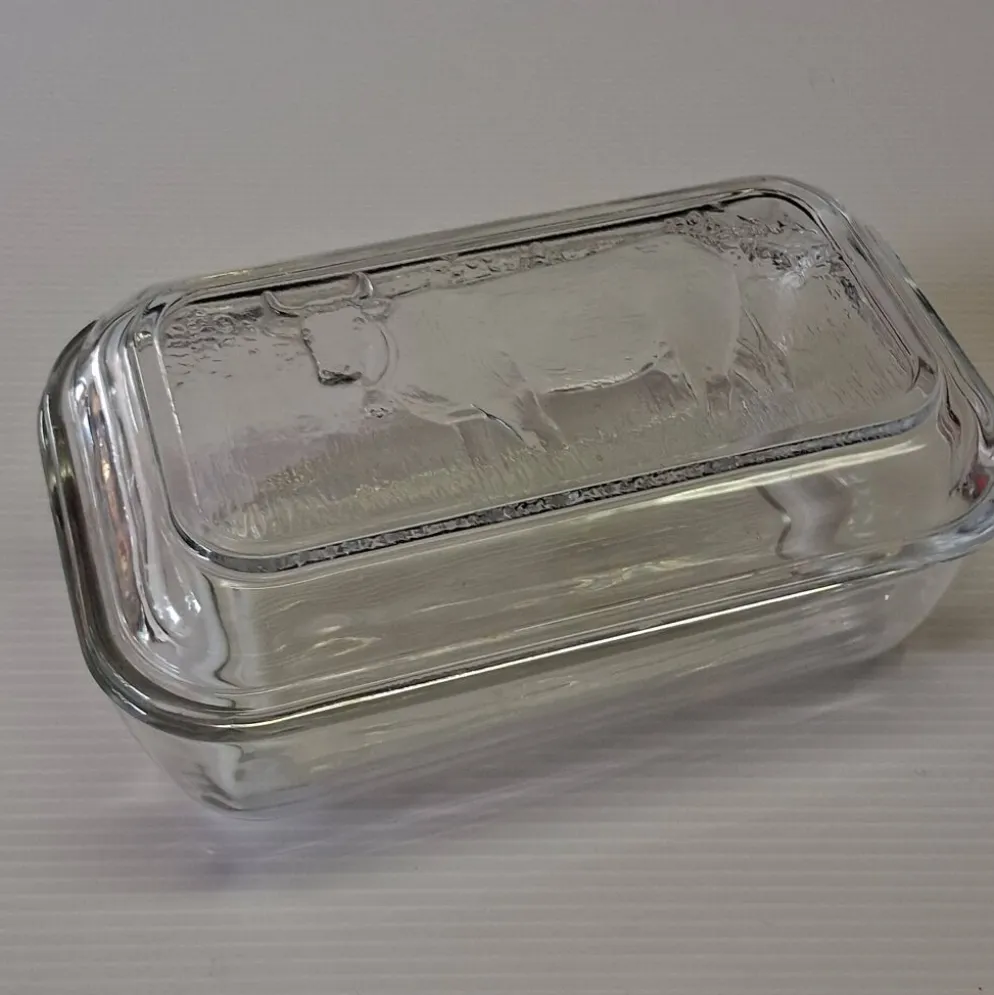 Très joli beurrier en verre de chez Arcoroc en très bon état