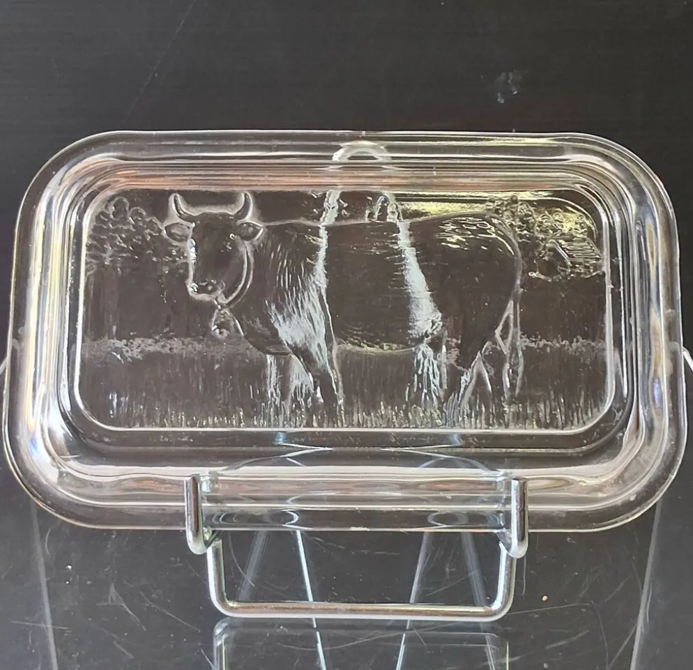 Très joli beurrier en verre de chez Arcoroc en très bon état