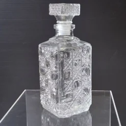 Très joli carafe à whisky / jus de fruits en verre en très bon état.