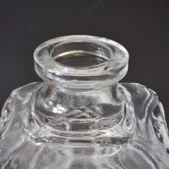 Très joli carafe à whisky / jus de fruits en verre en très bon état.