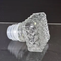 Très joli carafe à whisky / jus de fruits en verre en très bon état.