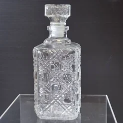 Très joli carafe à whisky / jus de fruits en verre en très bon état.
