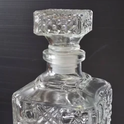 Très joli carafe à whisky / jus de fruits en verre en très bon état.