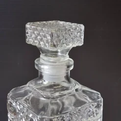 Très joli carafe à whisky / jus de fruits en verre en très bon état.