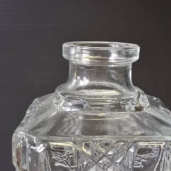 Très joli carafe à whisky / jus de fruits en verre en très bon état.