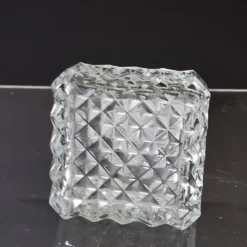 Très joli carafe à whisky / jus de fruits en verre en très bon état.