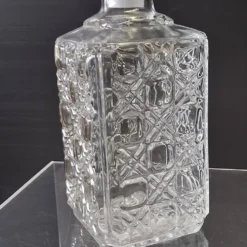 Très joli carafe à whisky / jus de fruits en verre en très bon état.