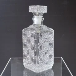Très joli carafe à whisky / jus de fruits en verre en très bon état.