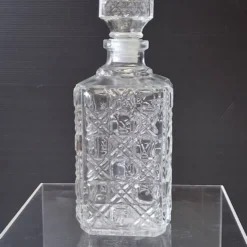 Très joli carafe à whisky / jus de fruits en verre en très bon état.