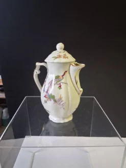 Très jolie cafetière en porcelaine de Limoges de chez Bernardaud modèle