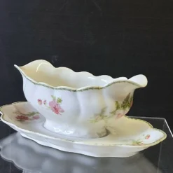 Très jolie saucière sur terrasse en porcelaine de Limoges en très bon état.