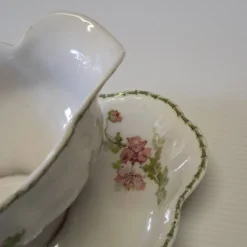 Très jolie saucière sur terrasse en porcelaine de Limoges en très bon état.