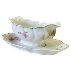 Très jolie saucière sur terrasse en porcelaine de Limoges en très bon état.