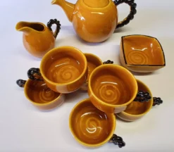 Très joli lot de service à café de chez Vallauris en bon état.
