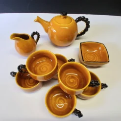 Très joli lot de service à café de chez Vallauris en bon état.