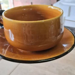 Très joli lot de service à café de chez Vallauris en bon état.