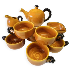 Très joli lot de service à café de chez Vallauris en bon état.