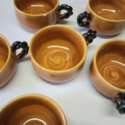 Très joli lot de service à café de chez Vallauris en bon état.