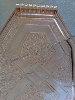 Très joli plat en verre rose en très bon état