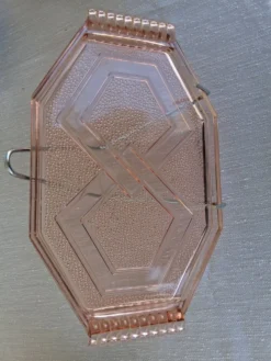 Très joli plat en verre rose en très bon état