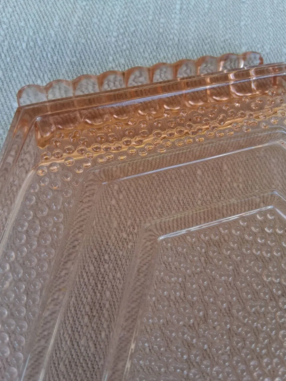 Très joli plat en verre rose en très bon état