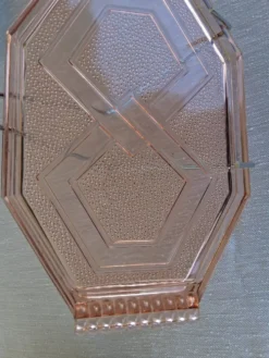 Très joli plat en verre rose en très bon état