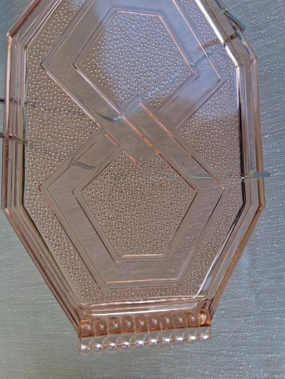 Très joli plat en verre rose en très bon état