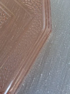 Très joli plat en verre rose en très bon état