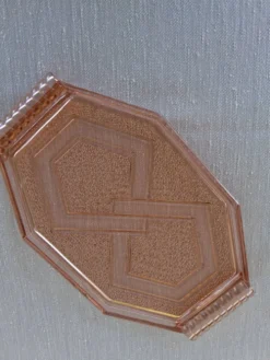 Très joli plat en verre rose en très bon état