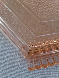 Très joli plat en verre rose en très bon état