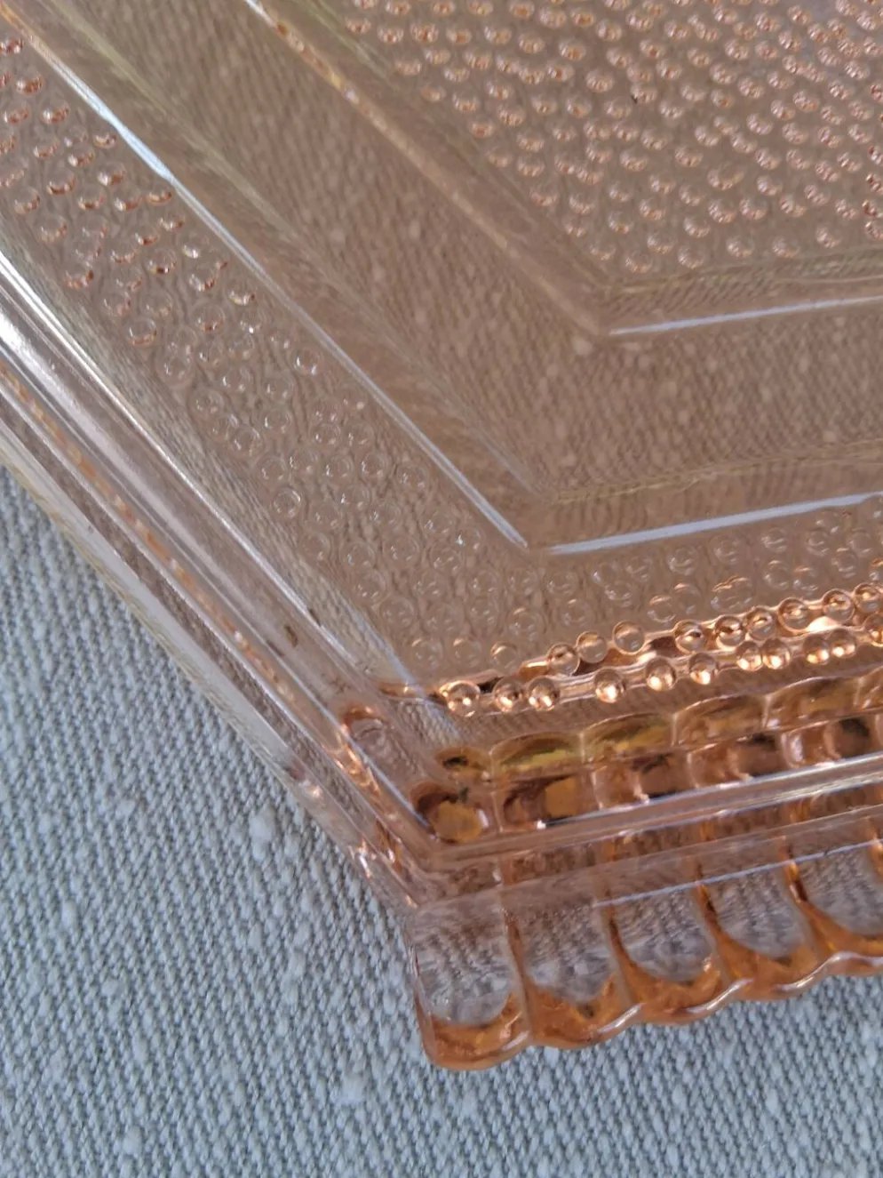 Très joli plat en verre rose en très bon état