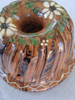 Très joli plat à kouglof en céramique Alsacien en très bon état