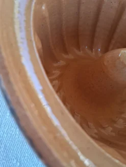 Très joli plat à kouglof en céramique Alsacien en très bon état