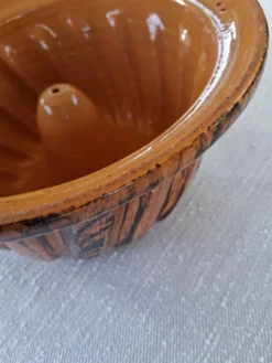 Très joli plat à kouglof en céramique Alsacien en très bon état