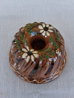 Très joli plat à kouglof en céramique Alsacien en très bon état